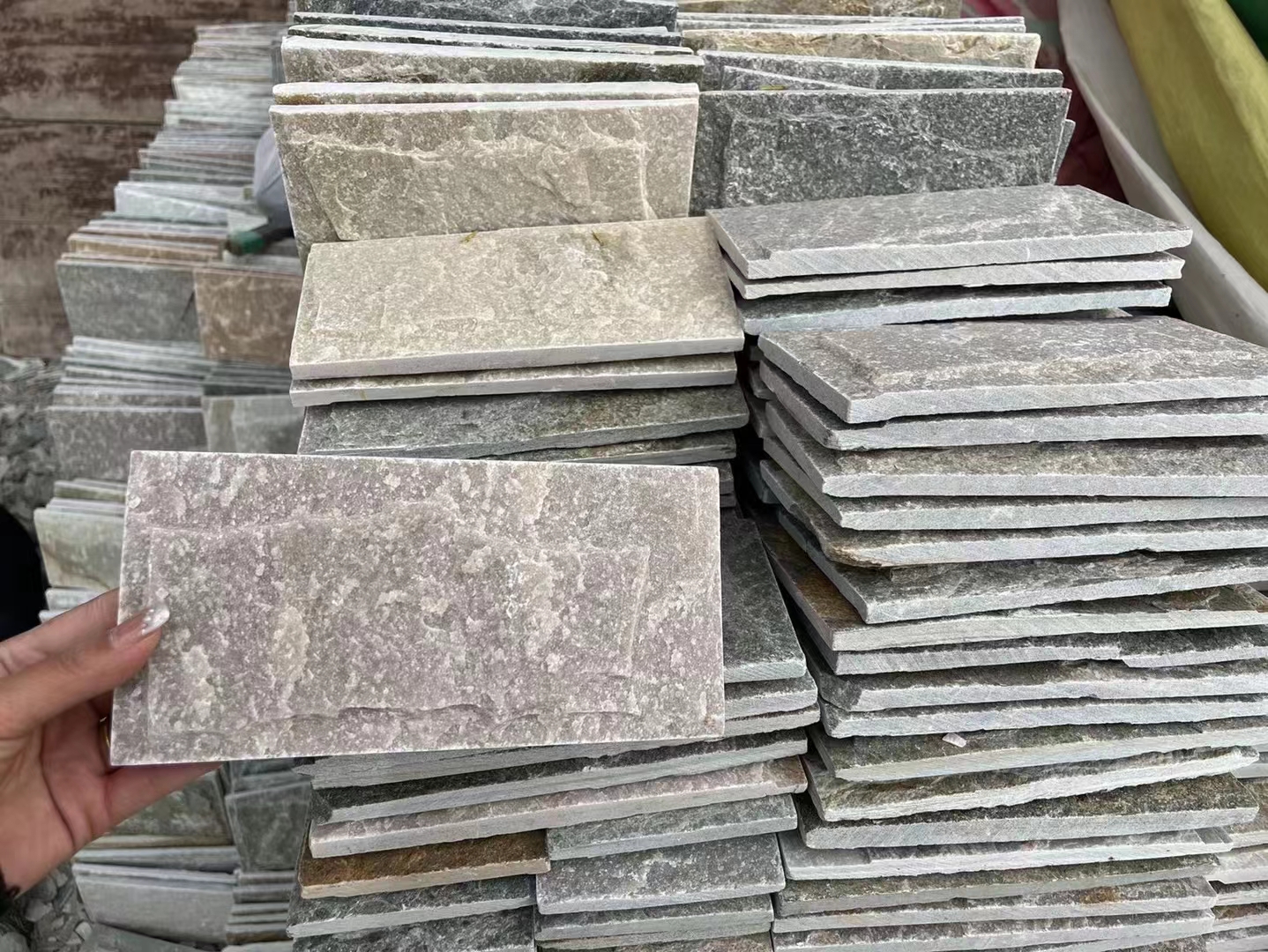 芝麻白石材批發(fā)廠家合作火燒板蘑菇石工程